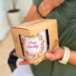 Hľadáš vhodný darček pre starú mamu? Hrnček 'mojej starkej' je tým pravým darčekom! Určite ju poteší a chytí za srdiečko....