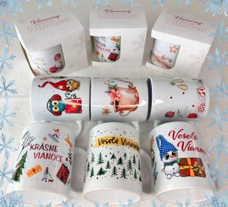 ✨ „Vianočné hrnčeky s čarovnou grafikou v krásnych darčekových krabičkách — malé radosti, ktoré zahrejú aj v tých...